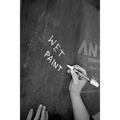 Imaginea arată scriere manuală WET PAINT cu markerul TRACER APTM2 pe lemn în construcții