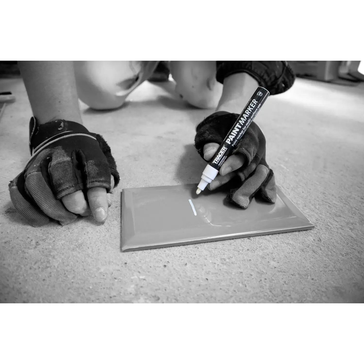 Marker pentru dulgheri Tracer APTM2, alb, în mână cu mănușă, pentru construcții