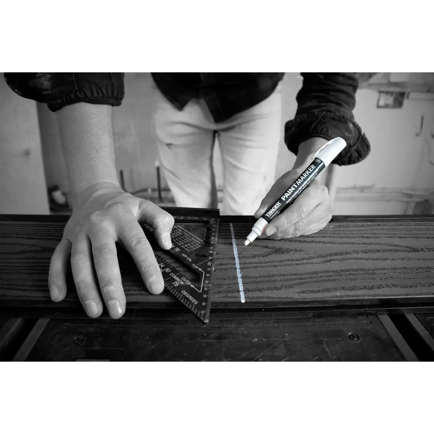 Persoană folosind tracer aptm2 marker pentru dulgheri pe lemn cu riglă triunghiulară