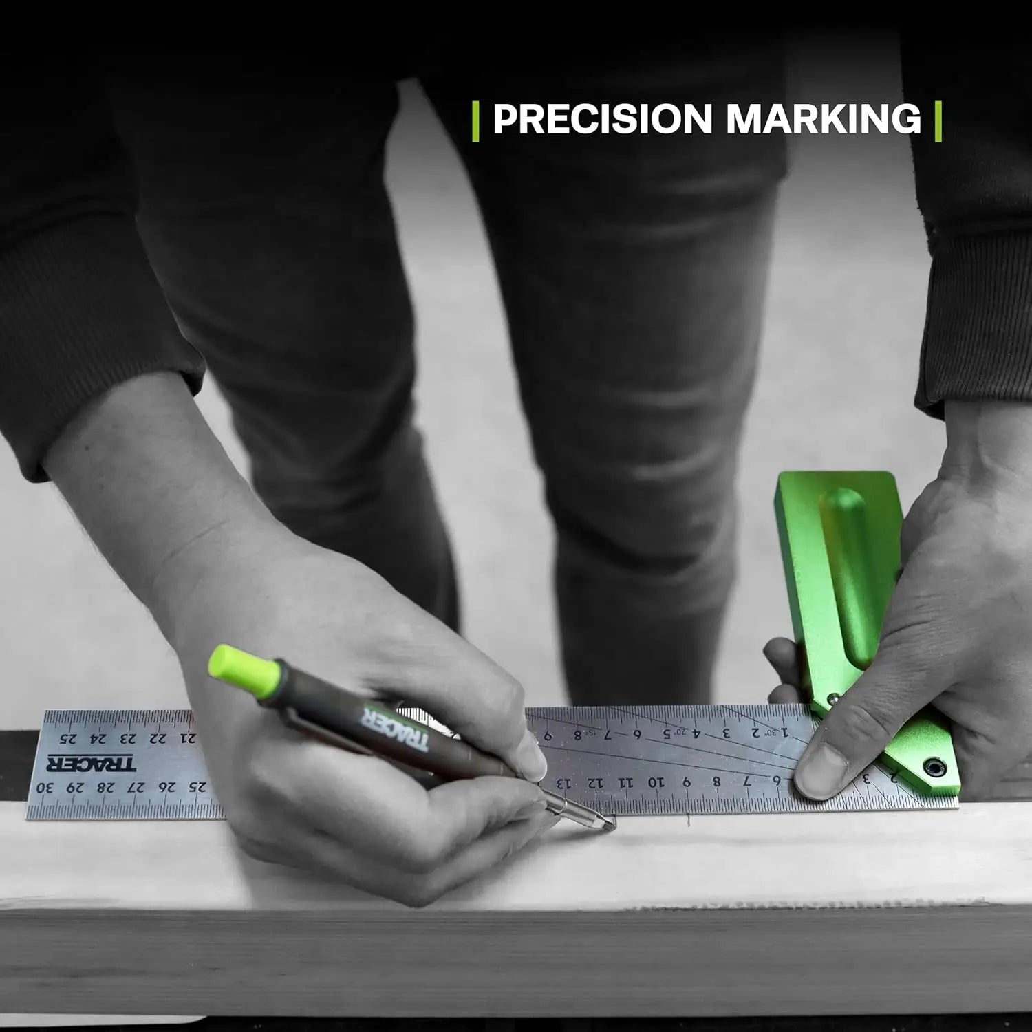 Imagine cu o persoană marcând lemn cu ruler și creion folosind tracer asc300m echer tamplarie