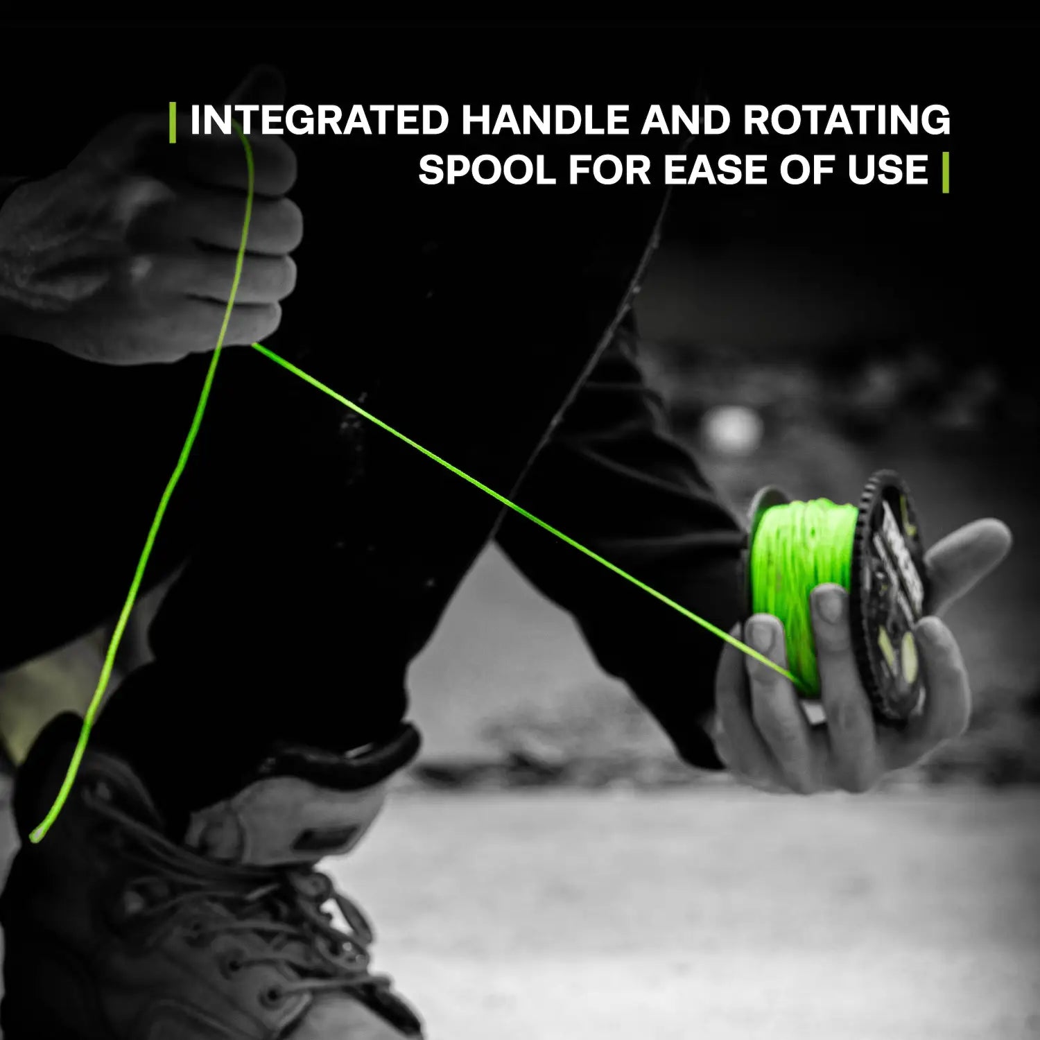 Persoană ținând o sfoară trasat verde TRACER ASLG100 cu maner integrat