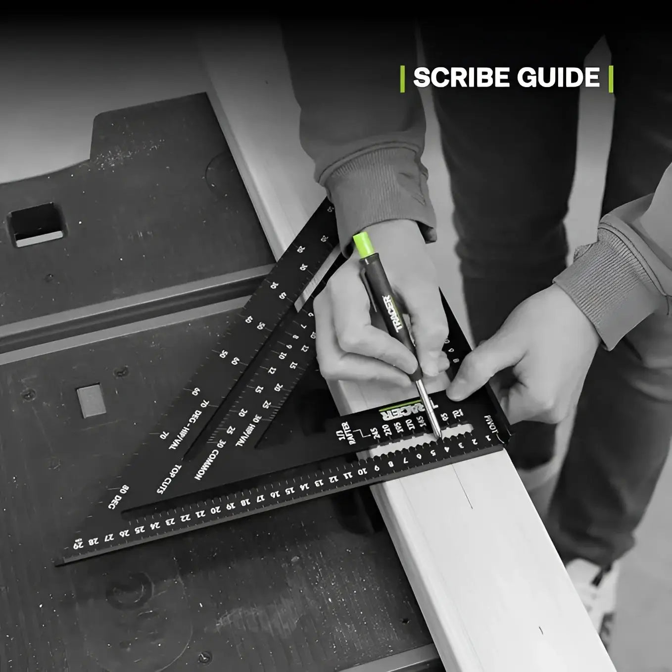 Alt text pentru imaginea unui triunghi metalic negru cu ghid de scris, pentru Tracer ASQ12M