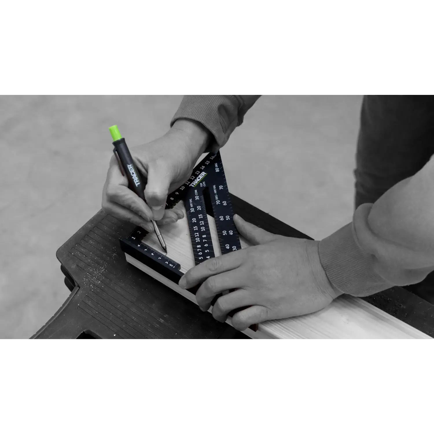 Persoană folosind tracer asq7m echer rapid pentru marcaj precis pe lemn