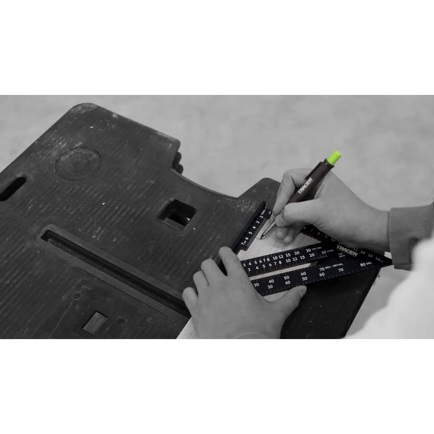 Persoană folosind tracer asq7m echer rapid și marker pe suprafață întunecată