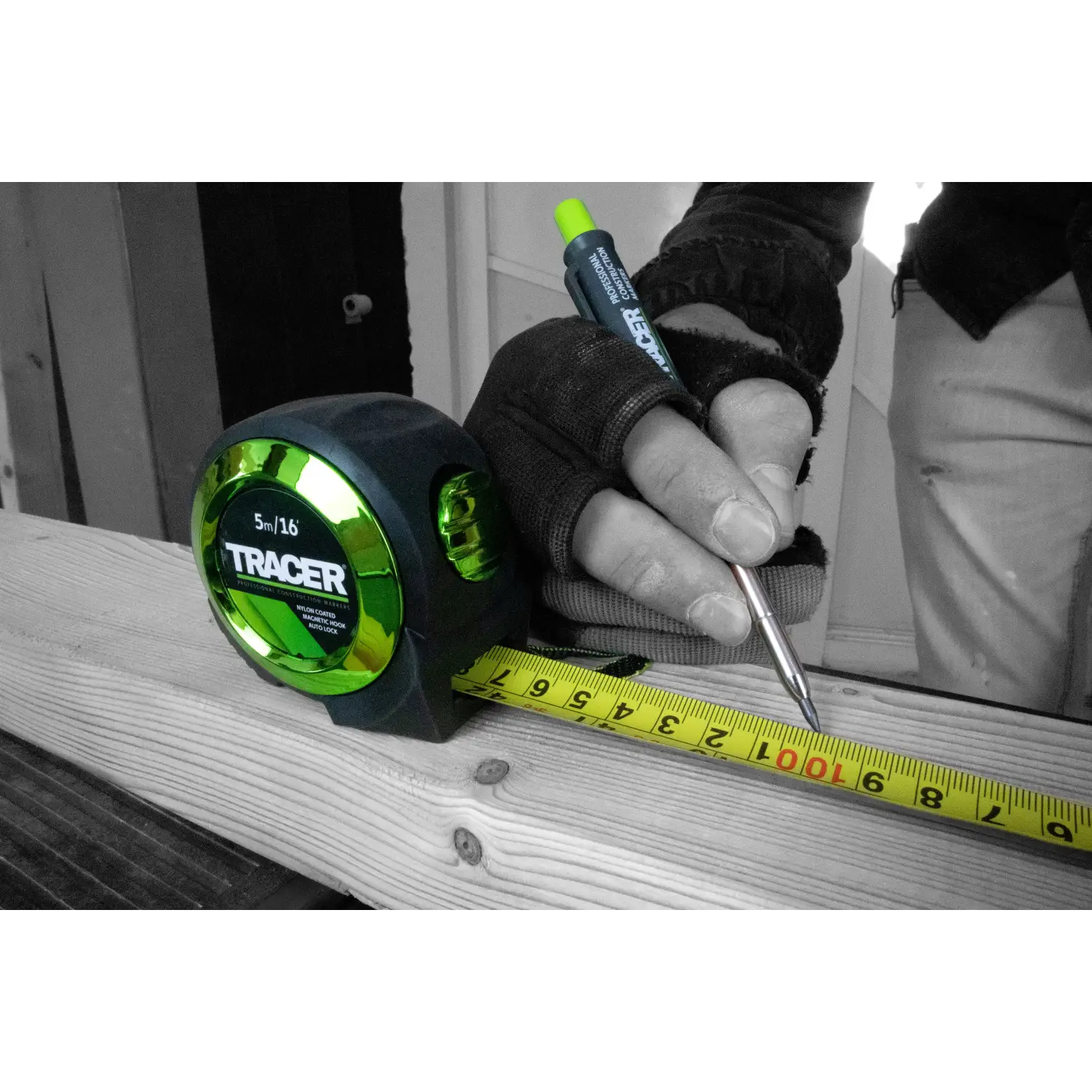 Persoană folosind un tracer ATM5 ruleta cu carlig magnetic pentru marcaje pe lemn