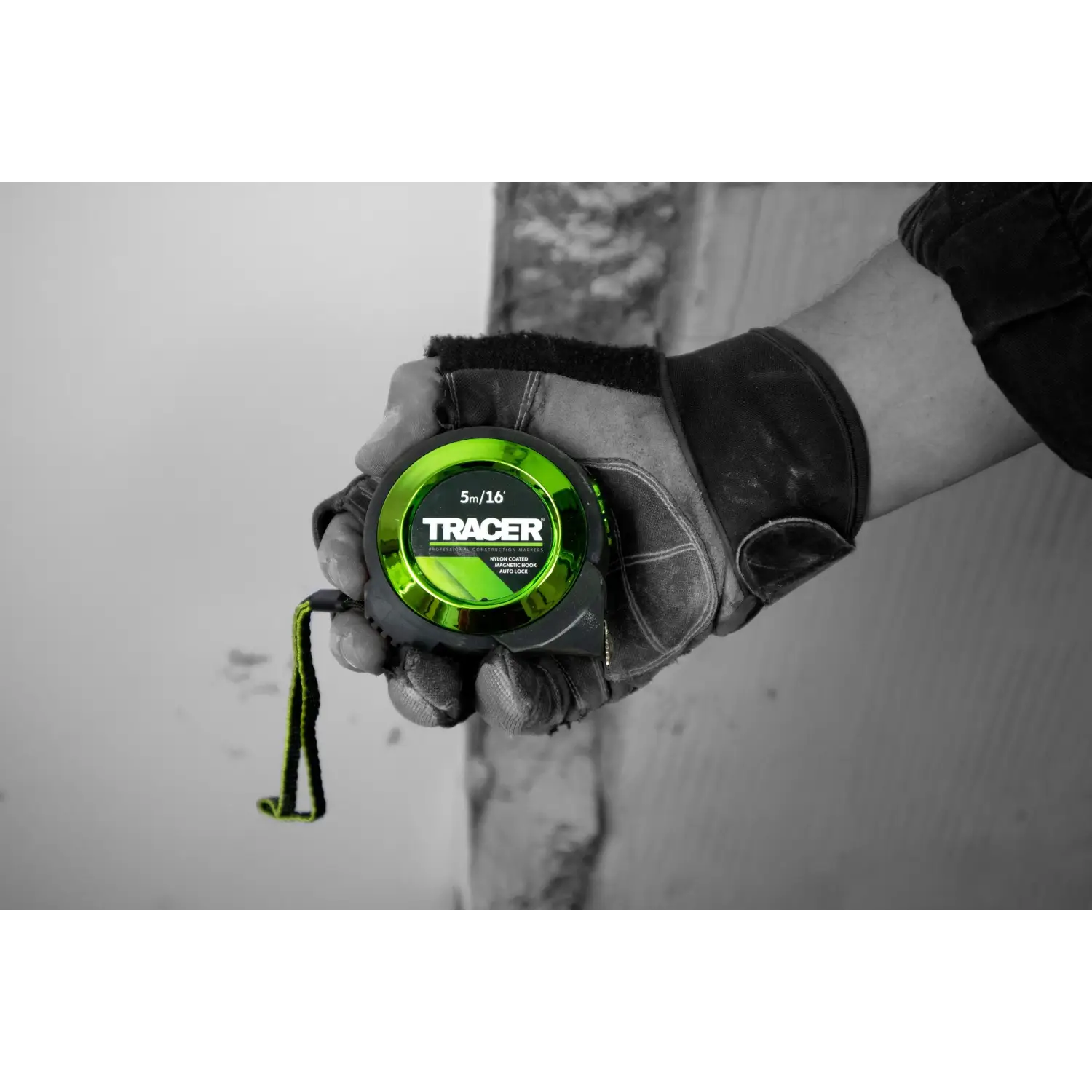 Alt text pentru imaginea cu tracer atm5 ruleta cu carlig magnetic si curea neagra si verde