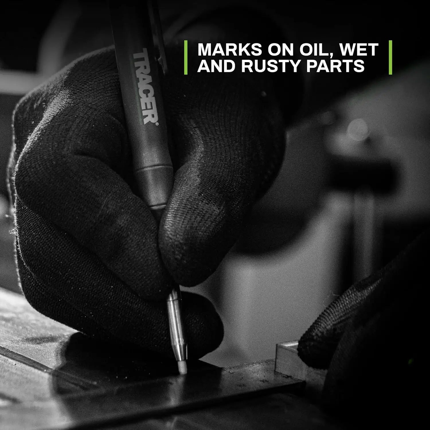 Mână cu mănușă ținând marker pentru suprafețe industriale, TRACER Pro rezerve silver welders