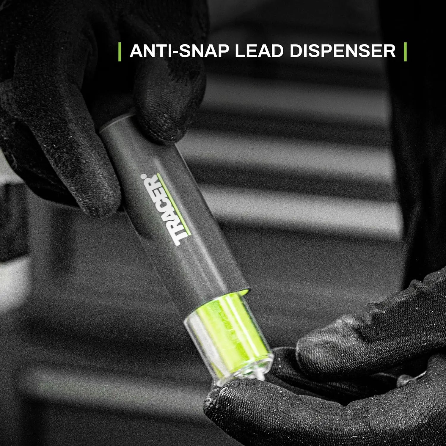 Peniță neagră TRACER Pro cu creion verde și branding TRACER, construcție robustă