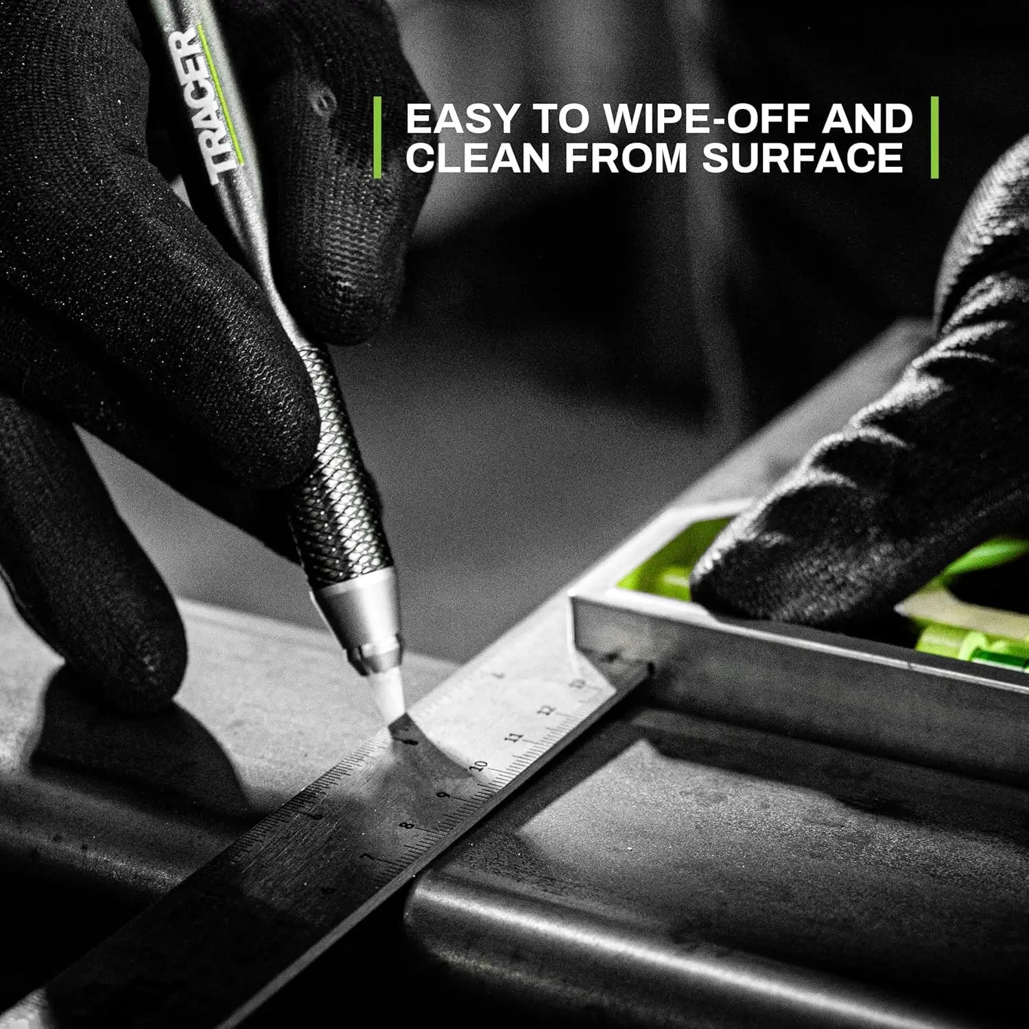 Mână în mănușă marcând suprafața metalică cu un creion durabil TRACER Pro rezerve