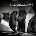 Mână ținând un creion mecanic cu prindere texturată și vârf fin pentru marcaj precis, ideal pentru TRACER Pro rezerve soapstone 5.2 mm