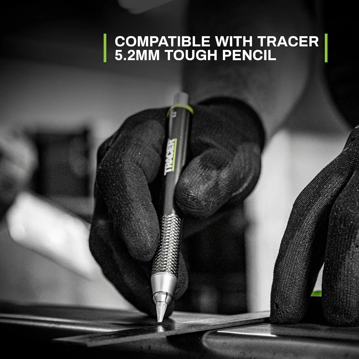 Mână ținând un creion mecanic cu prindere texturată și vârf fin pentru marcaj precis, ideal pentru TRACER Pro rezerve soapstone 5.2 mm