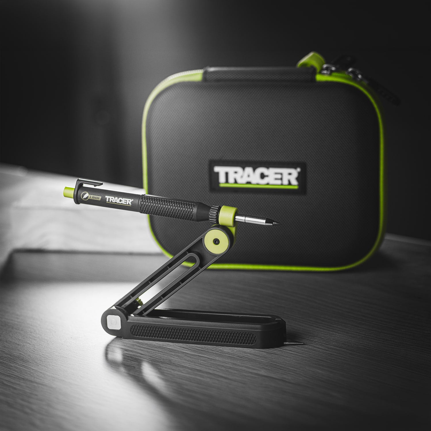 Instrument de trasat TRACER TrueScribe 2.0 desfășurat lângă cutia de transport