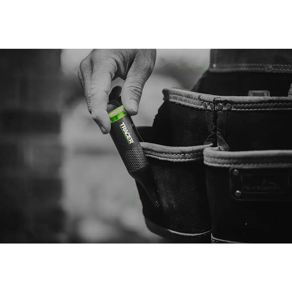 Mână plasând TRACER TrueShot Kit marker cu creta tip spray verde în centură de unelte