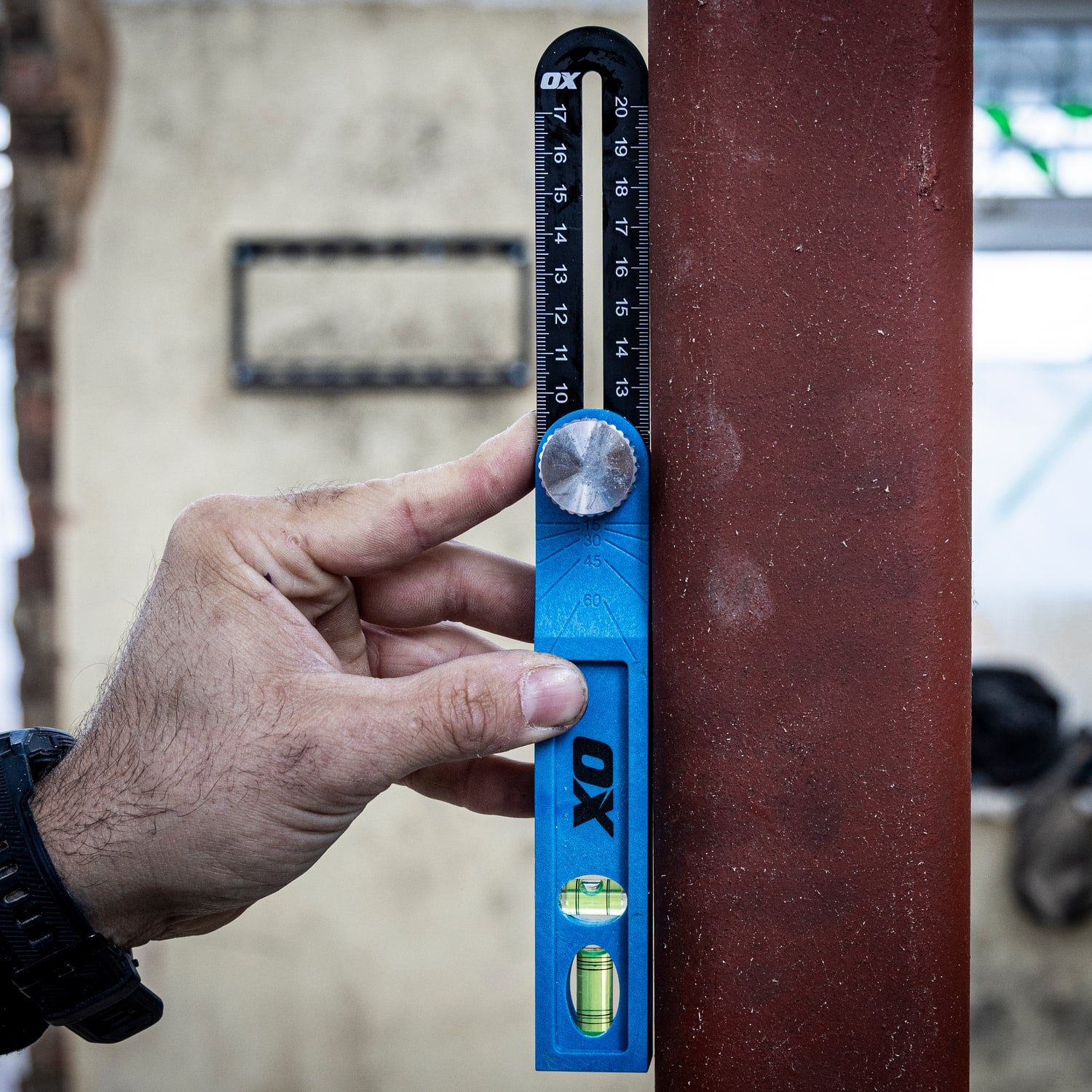 Verificarea unui unghi pe structură metalică cu vinclul OX cu fiole de nivel